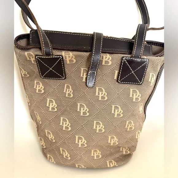 ✨Vintage Dooney & Bourke Brown Shoulder Bag with Structured Design✨ - Picture 7 of 16